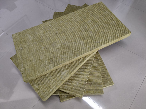 生產(chǎn)巖棉板的廠家的產(chǎn)品特點(diǎn)是什么？